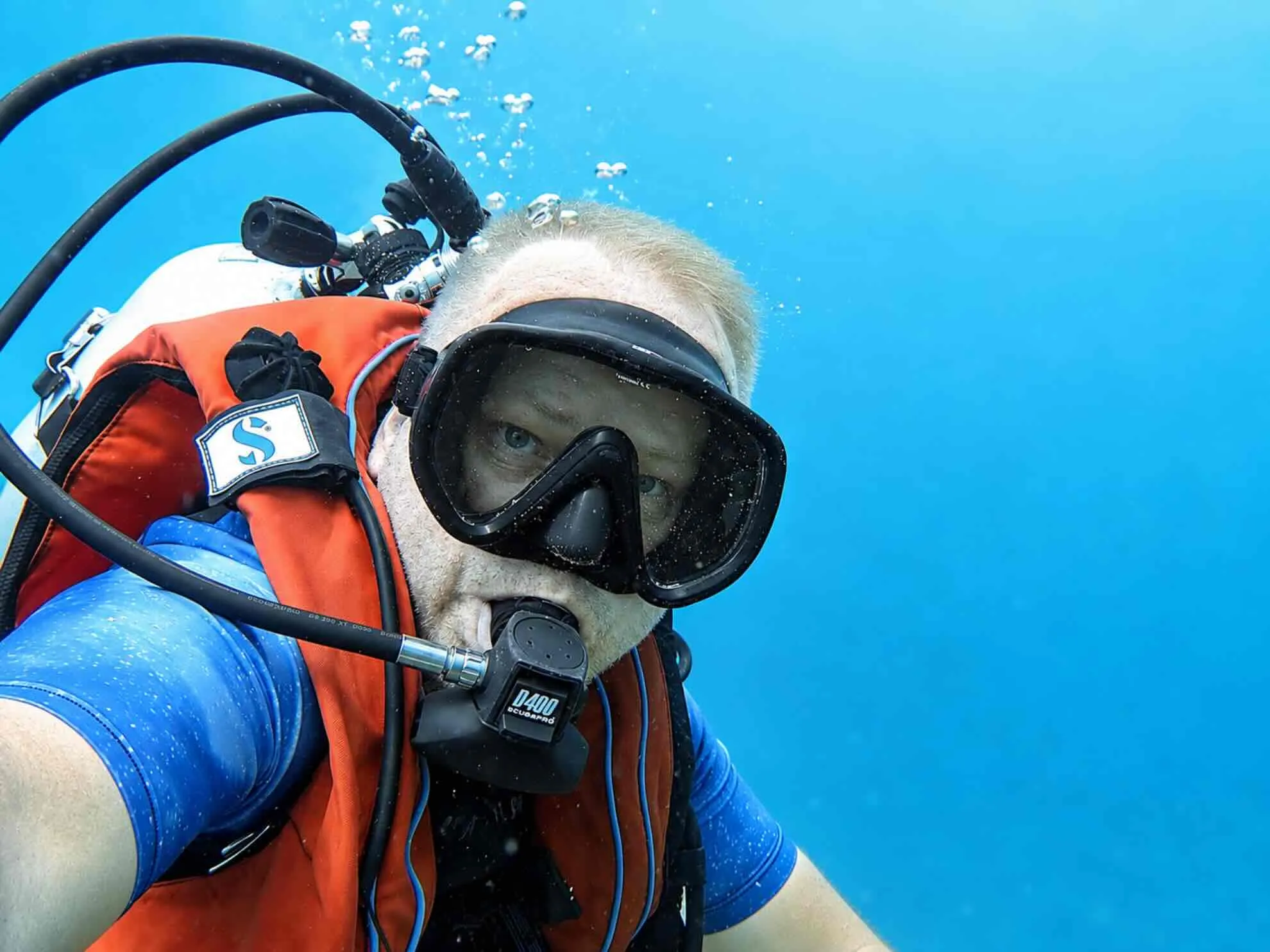 Toddy beim Tauchen, Selfie unter Wasser, mit Maske, Atemregler und aufsteigenden Luftblasen